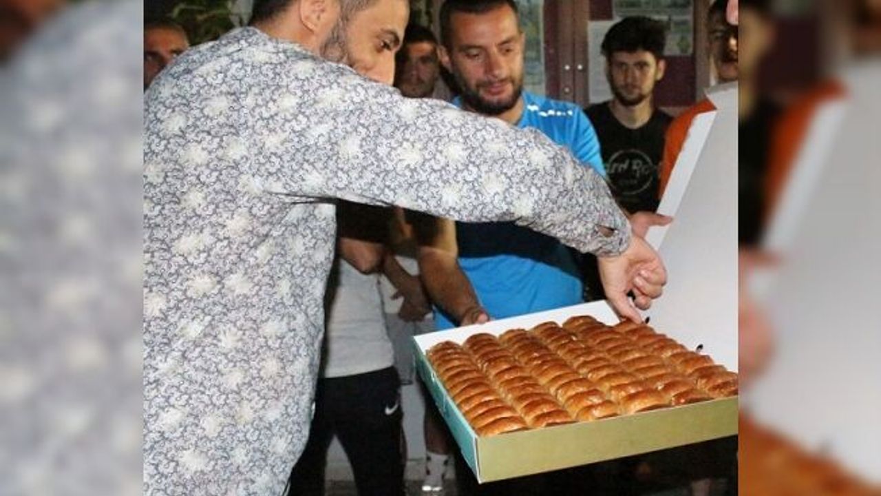 Gülen'den önce nasihat, sonra baklava!