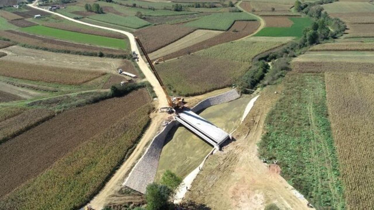 Çıraklı- Çavuşlu köylerini   birleştiren köprünün kirişleri yerleştirildi