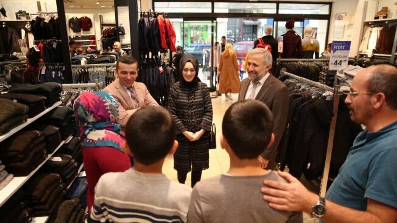 Belediye yetimlere mont ve bot dağıttı