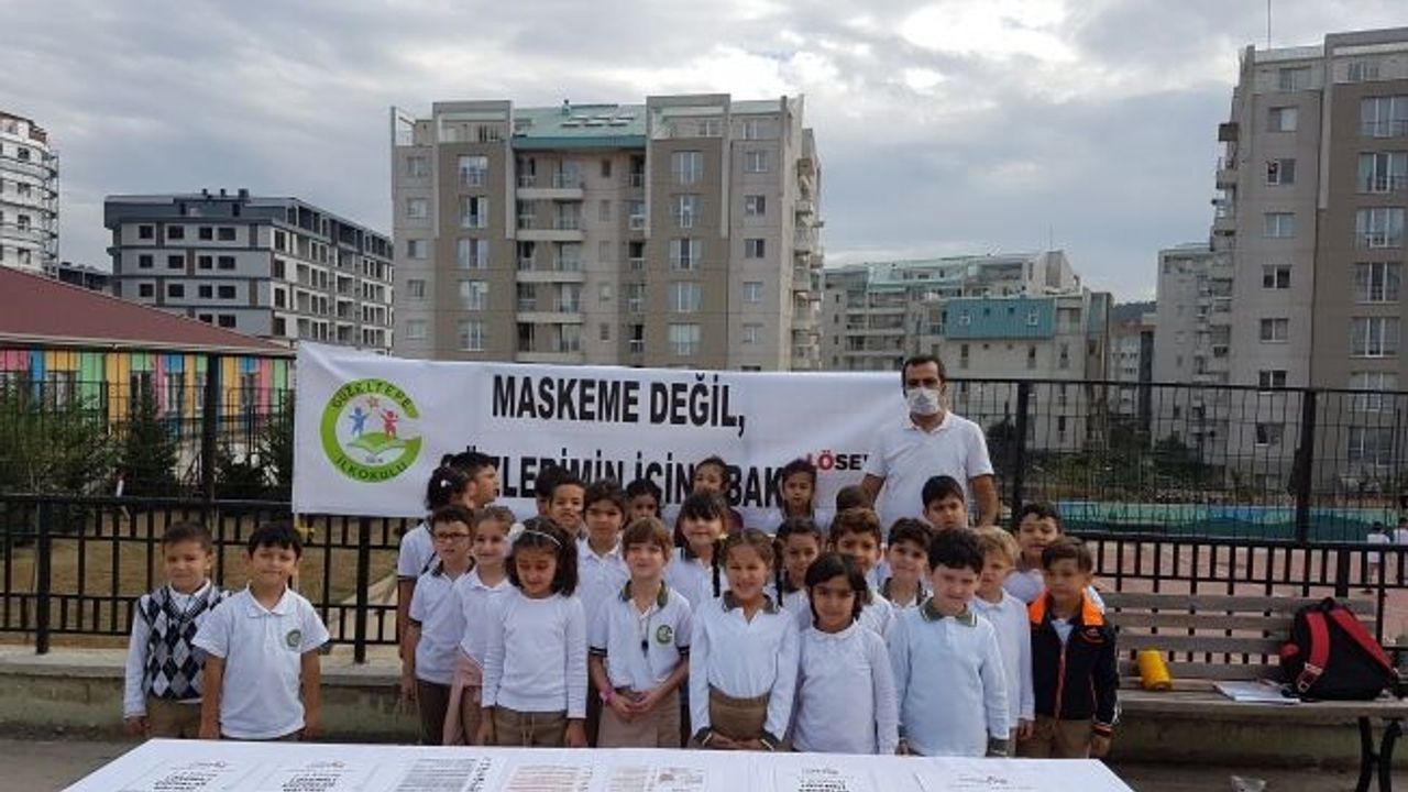 Güzeltepe İlkokulu'nda "MASKEME DEĞİL GÖZLERIMIN İÇİNE BAK"  standı