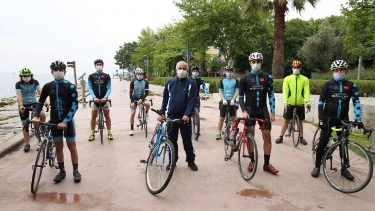 Çocuklara Eskihisar'da bisiklet hediye etti