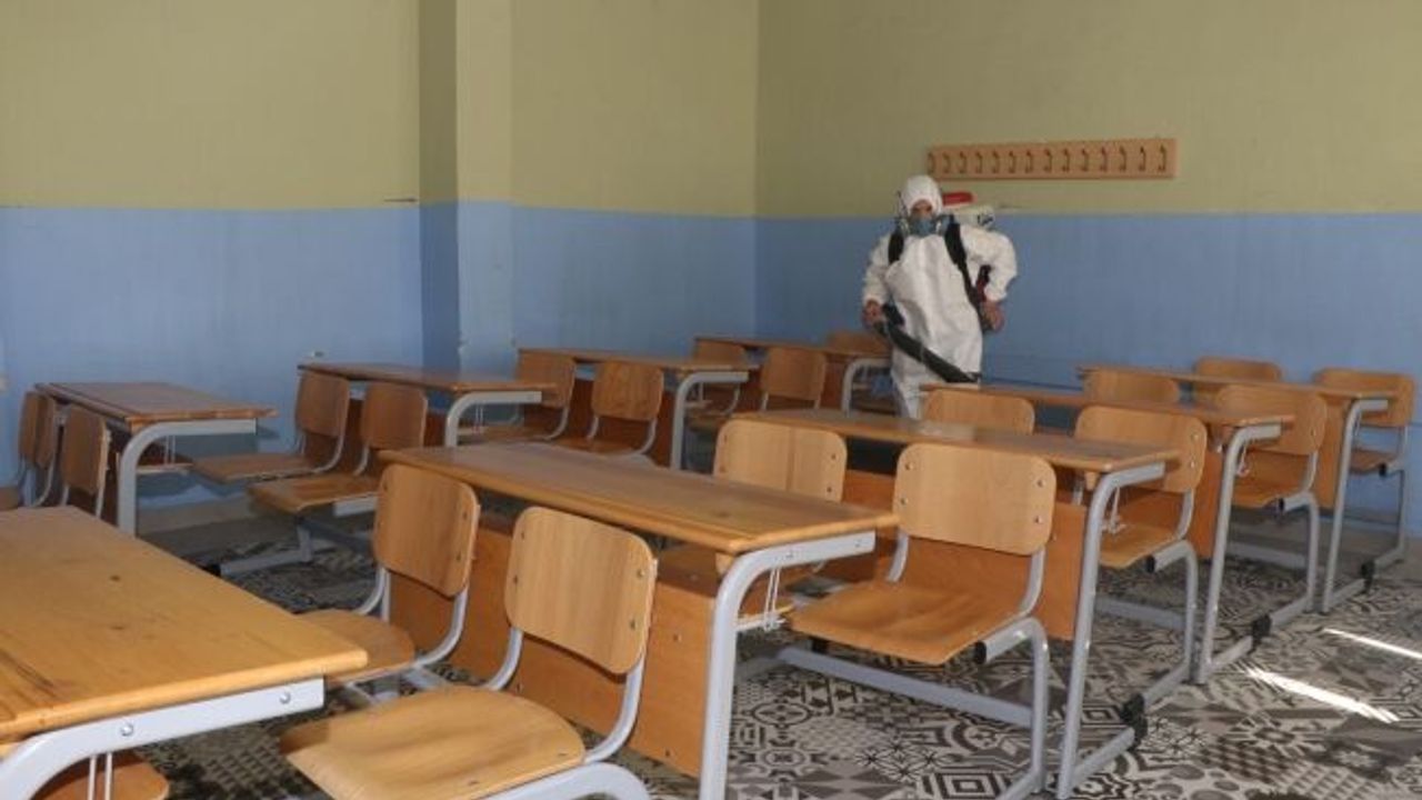 Sınavlara ev sahipliği yapacak okullar dezenfekte ediliyor