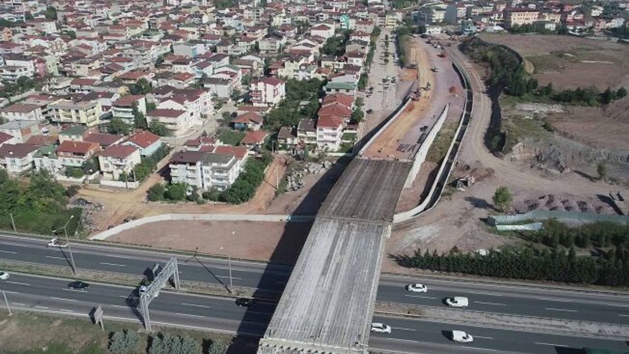 Otoyol geçiş köprüsünde  kiriş montajları tamamlandı