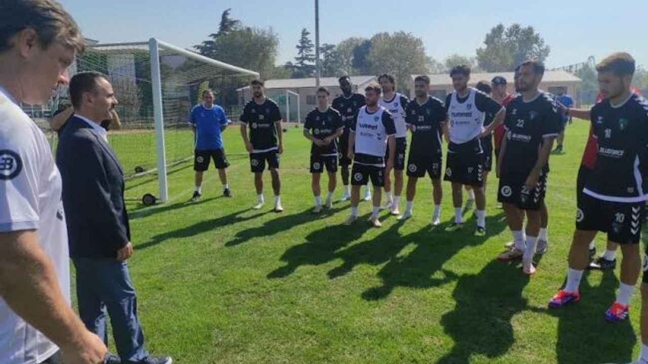 Vali İlhami Aktaş Kocaelispor‘u antrenmanda ziyaret etti