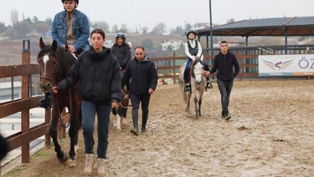 Darıca’da çocuklar at binerek ara tatilin tadını çıkarıyor