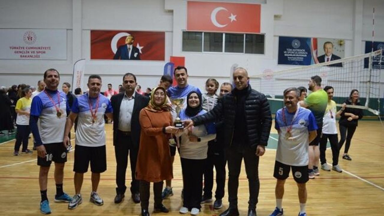Derince’de Öğretmenler Günü’ne  özel voleybol turnuvası