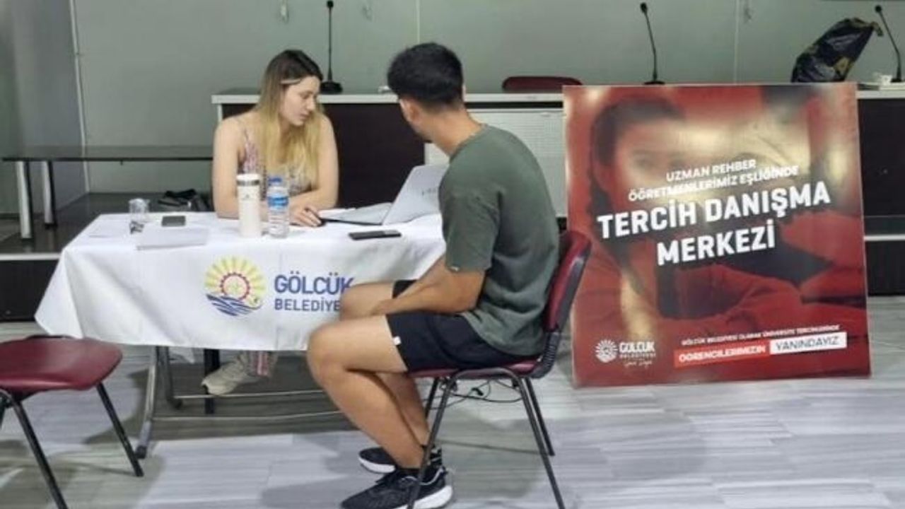 Gölcük Belediyesi üniversite tercih merkezi gençlerin yanında