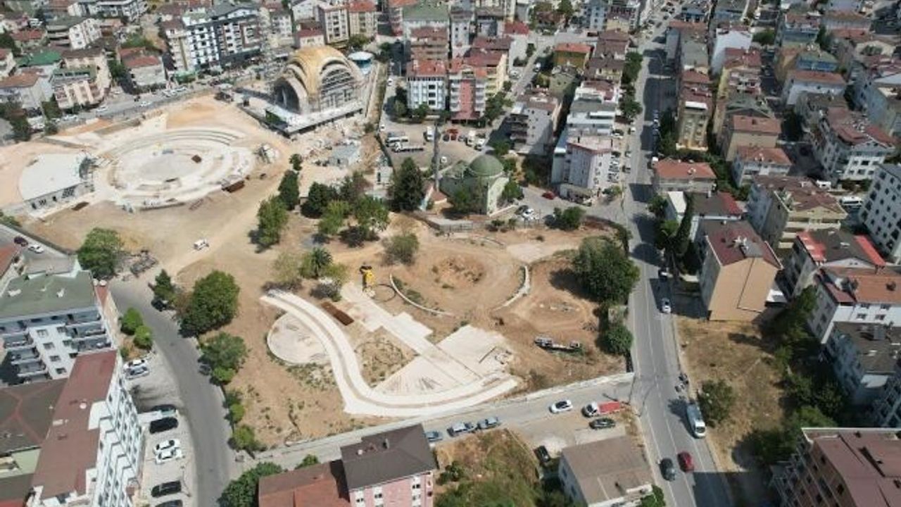 Kent meydanında çalışmalar hız kesmeden sürüyor