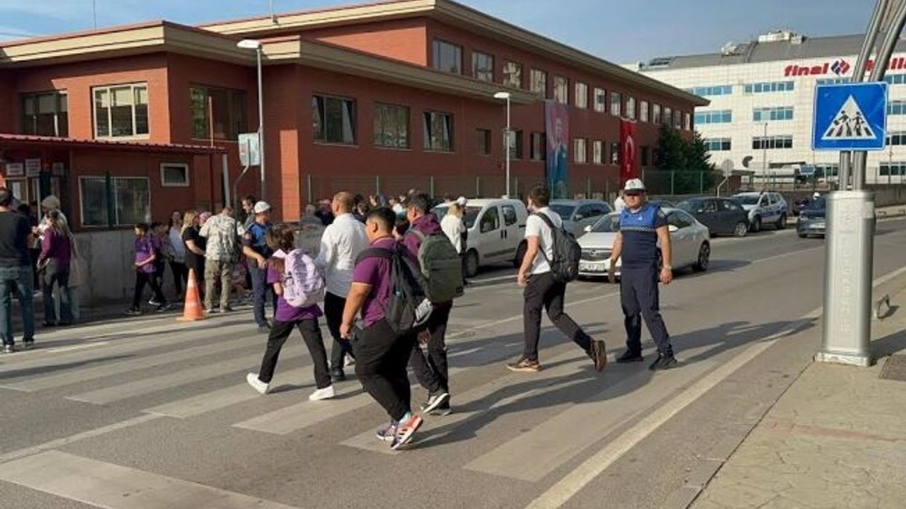 Büyükşehir Zabıtası öğrencilere kol kanat gerdi