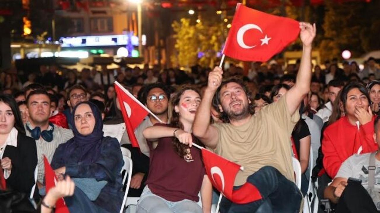 Kent Meydanı, 12 Dev Adam'ın final heyecanına sahne oldu