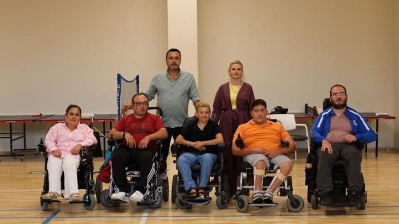 Tekerlekli sandalyeli zeybek ekibi sahneye çıkıyor