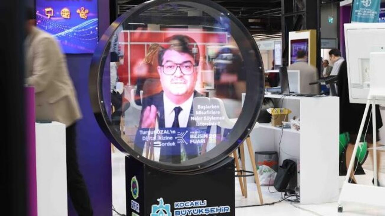Turgut Özal hologram yöntemiyle Bilişim Fuarı’nda