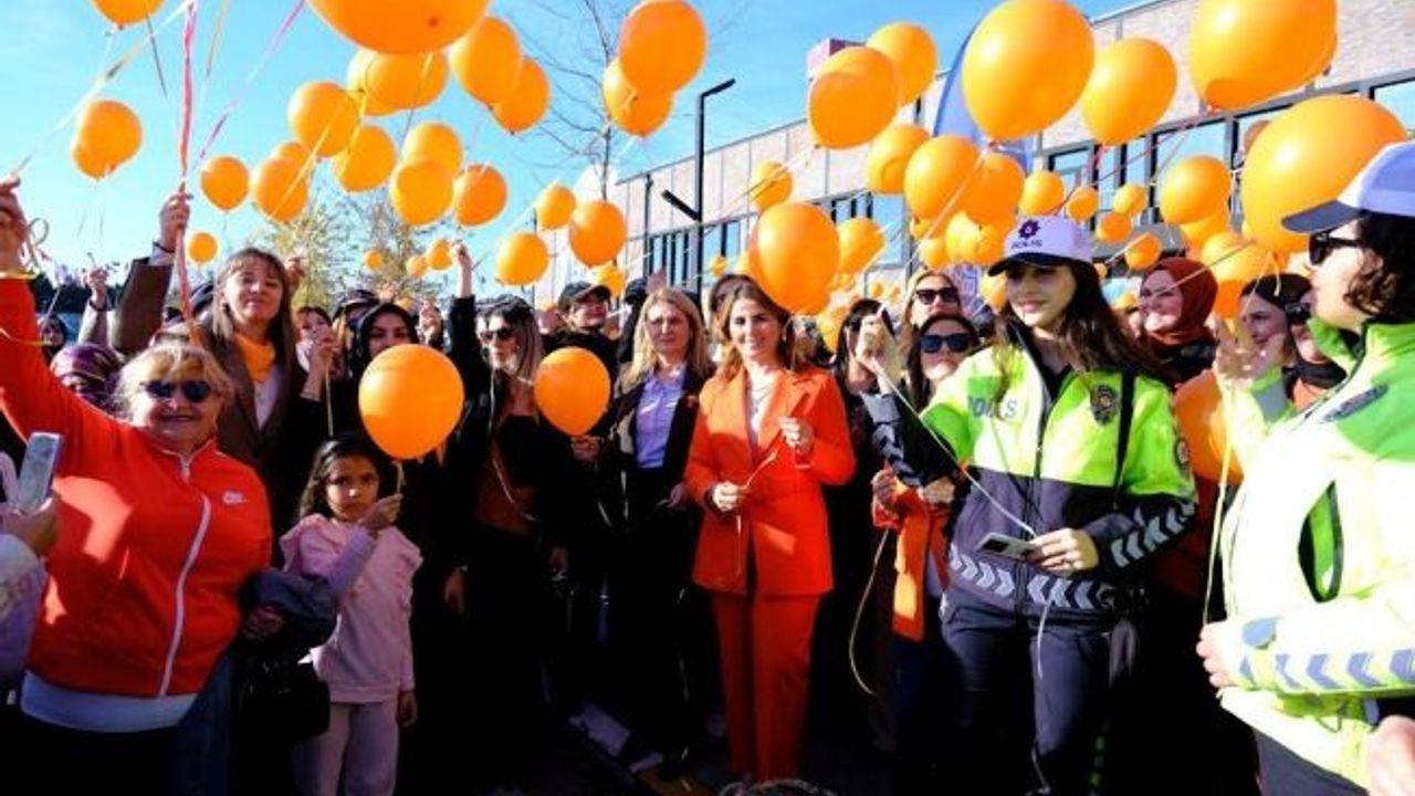 Turuncu balonlarla kadına şiddete ‘dur’ mesajı