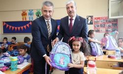 Başkan Ömeroğlu’ndan 1. Sınıf öğrencilerine çanta ve kırtasiye desteği