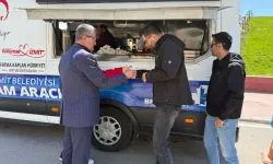 İzmit'te vatandaşlara sıcak ikram