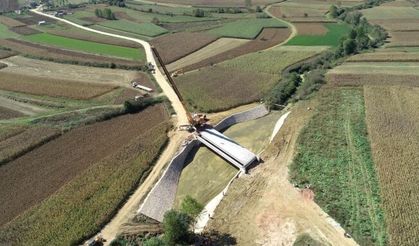 Çıraklı- Çavuşlu köylerini   birleştiren köprünün kirişleri yerleştirildi