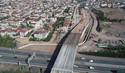 Otoyol geçiş köprüsünde  kiriş montajları tamamlandı