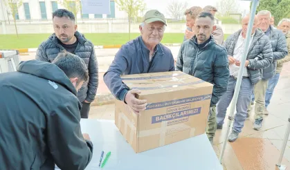 Kocaeli Büyükşehir, balıkçılara malzeme dağıttı