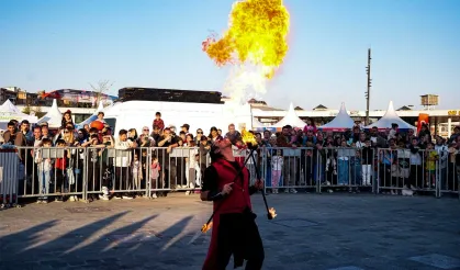 Kocaeli'de havada uçan alevler hayranlıkla izlendi