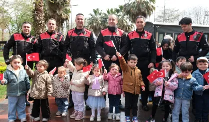 Kocaeli'de minikler polis amcalarını ağırladı