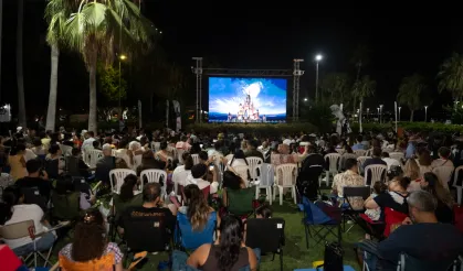 Yukarı Bak filmiyle sahilde sinema keyfi