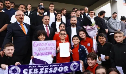 Gebzesporlu futbolcular öğrencilerin yüzünü güldürdü