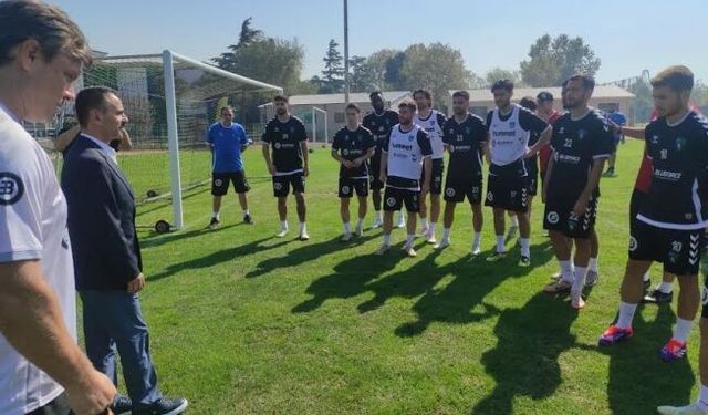 Vali İlhami Aktaş Kocaelispor‘u antrenmanda ziyaret etti