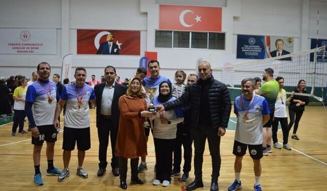 Derince’de Öğretmenler Günü’ne  özel voleybol turnuvası