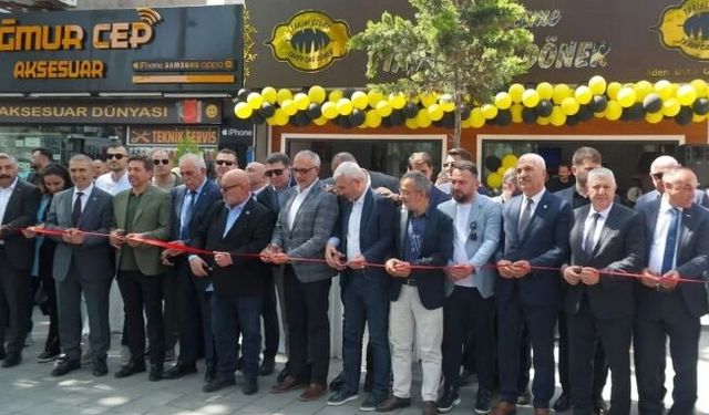 Birol Elüstü'nün açılışına siyaset akın etti