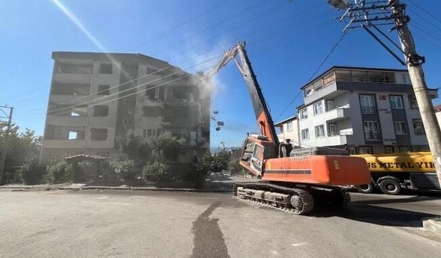 Derince’de ağır hasarlı binaya ilk kepçe vuruldu