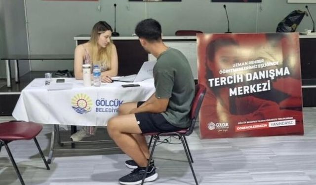 Gölcük Belediyesi üniversite tercih merkezi gençlerin yanında