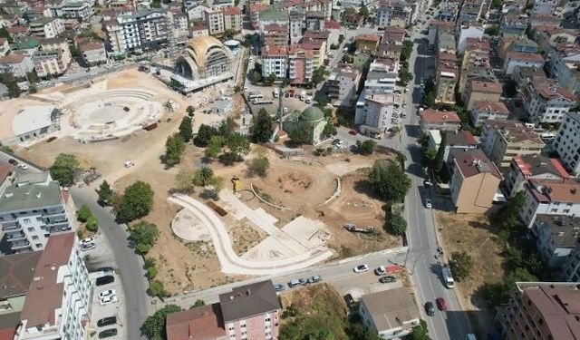 Kent meydanında çalışmalar hız kesmeden sürüyor