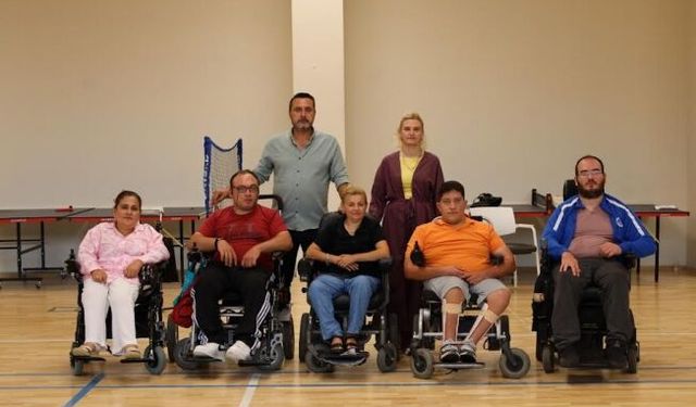 Tekerlekli sandalyeli zeybek ekibi sahneye çıkıyor