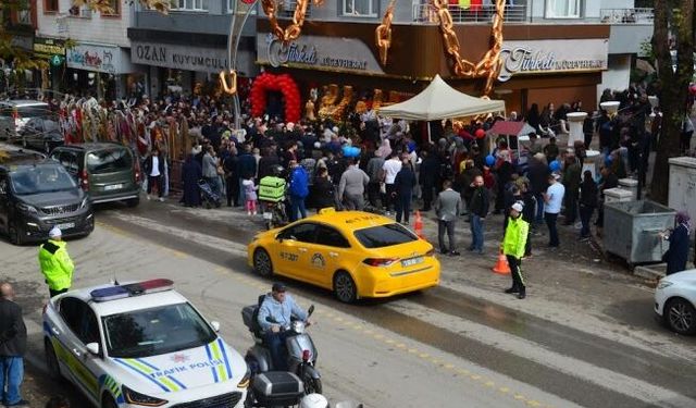 Darıca’da ücretsiz altın dağıtıldı, vatandaş kuyruğa girdi