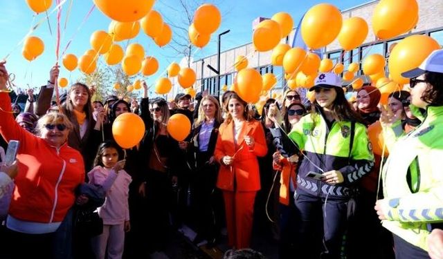 Turuncu balonlarla kadına şiddete ‘dur’ mesajı