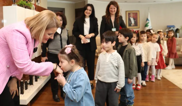 İzmitli miniklerden Fatma Başkan'a bayram sürprizi