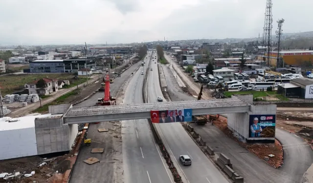 Kocaeli Başiskele'de dev kirişler 9 saatte yerleştirildi