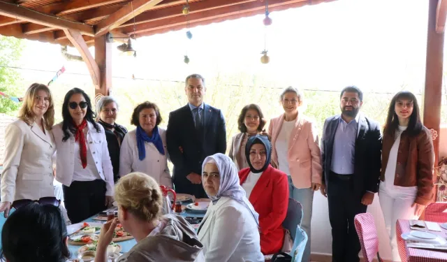 İzmit'te kadın muhtarlara Anneler Günü kahvaltısı
