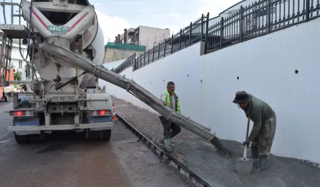 İzmit Belediyesi'nden Tüysüzler'e beton kaldırım