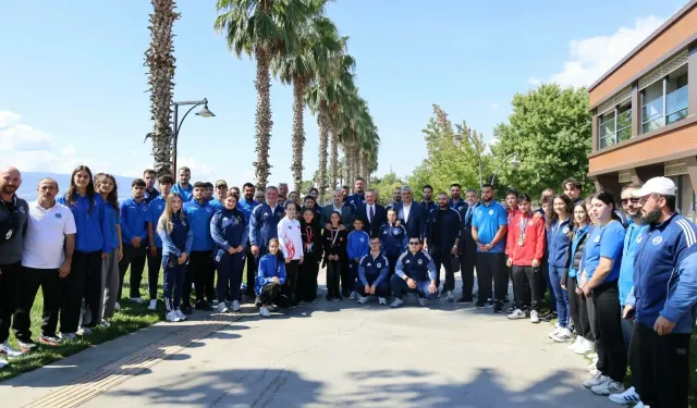 Kocaeli'de Başkan Büyükakın başarılı sporcularla buluştu