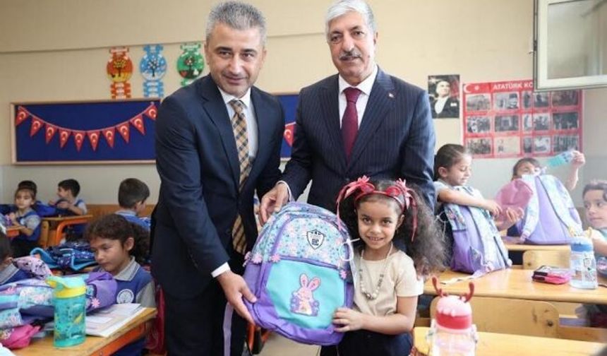 Başkan Ömeroğlu’ndan 1. Sınıf öğrencilerine çanta ve kırtasiye desteği