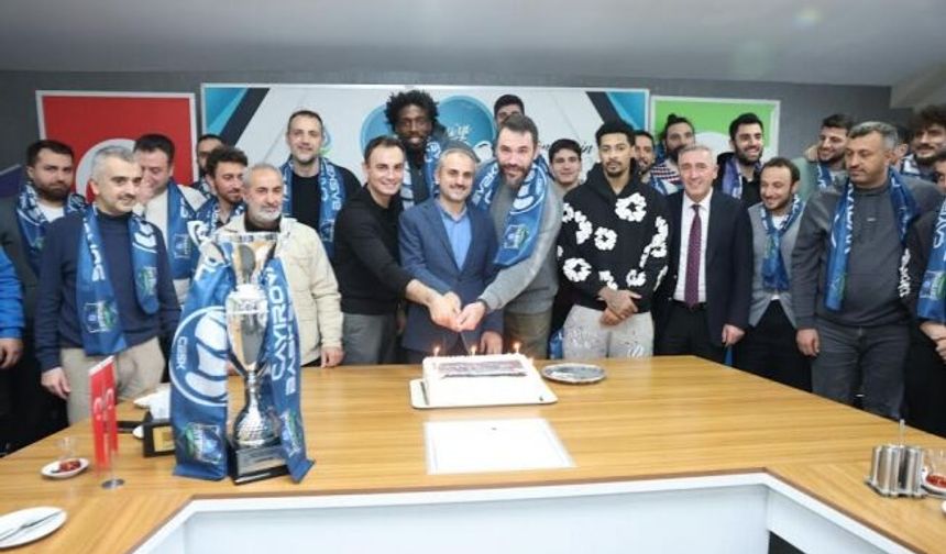 Başkan Çiftçi, şampiyon kadroyla bir araya geldi
