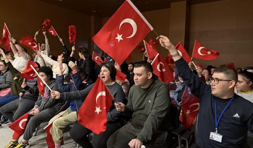 Beyaz Kalpler, Mehmet Akif Ersoy’u andı