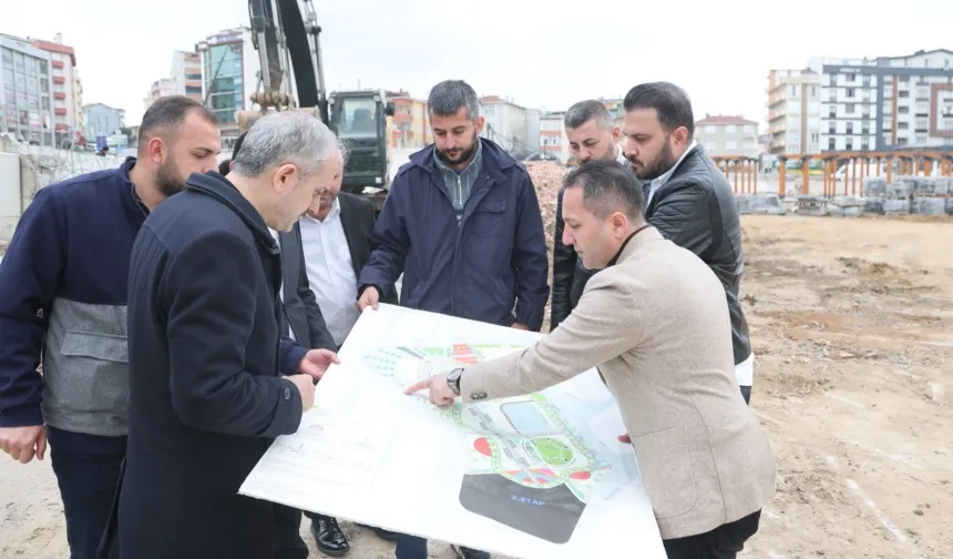 Çayırova'da Başkan Çiftçi, kent meydanındaki çalışmaları inceledi