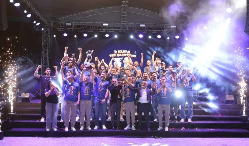 Çayırova'da şampiyon takım, şampiyon taraftarıyla buluştu