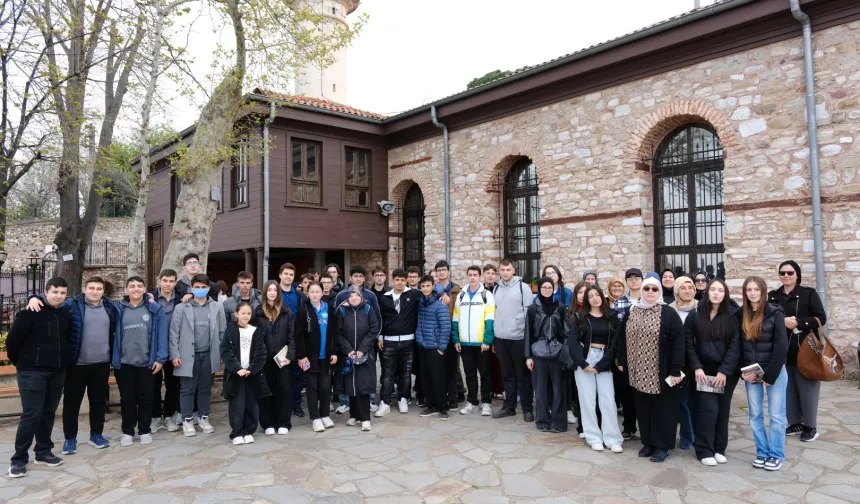 Gençler Kocaeli'de kitapla şehri keşfediyor