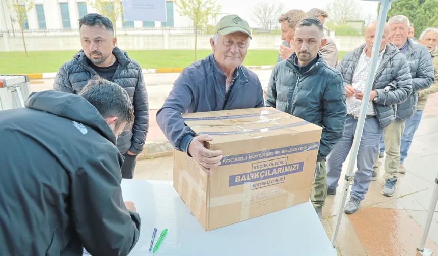 Kocaeli Büyükşehir, balıkçılara malzeme dağıttı