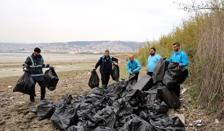 Kocaeli'de ekipler 50 torba atığı doğadan uzaklaştırdı