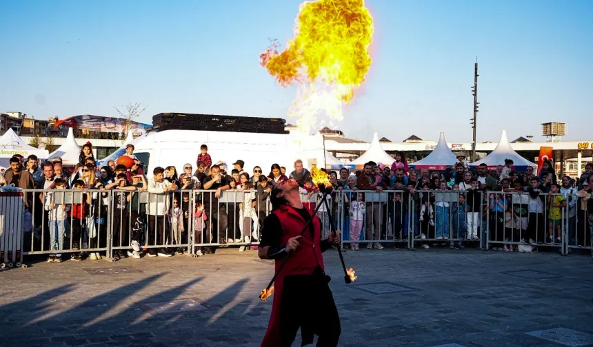 Kocaeli'de havada uçan alevler hayranlıkla izlendi