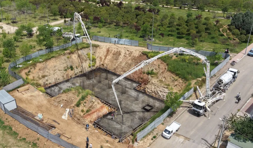 Çayırova'da 'Kültür Evi'nin temel beton serimi gerçekleştirildi
